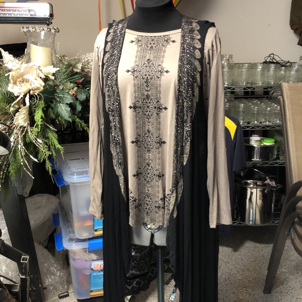 Long open sleeve lacy jacket from Voice of California. Excellent used condition.